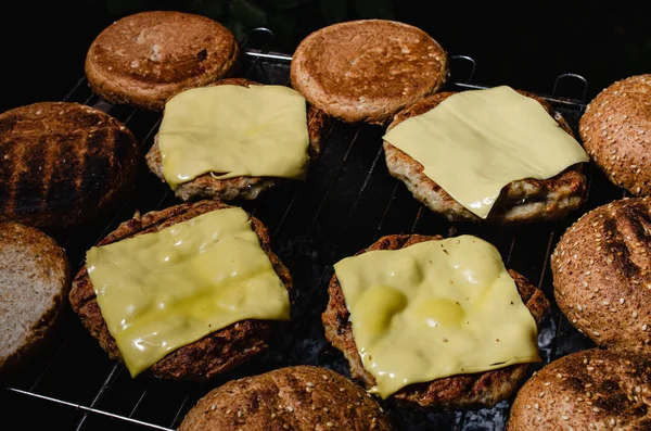 bbq ızgarasında tavuk burger kompozisyonu