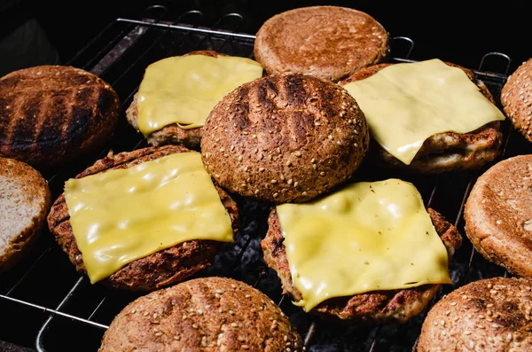 bbq ızgarasında tavuk burger kompozisyonu