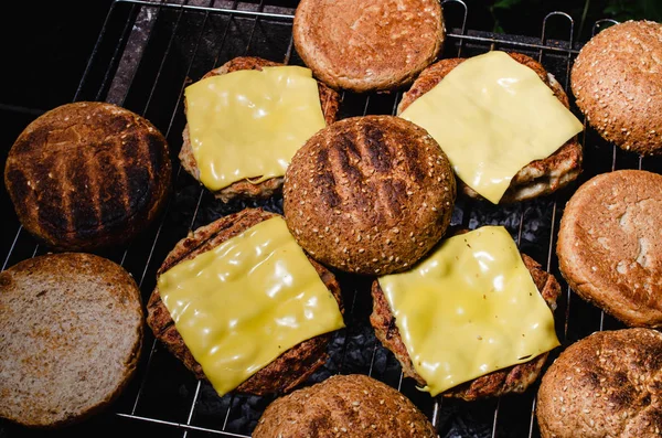 Kip hamburger compositie op een bbq grill — Stockfoto