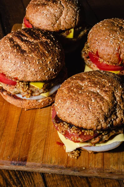 Chicken Burger mit Käse auf Holzgrund — Stockfoto