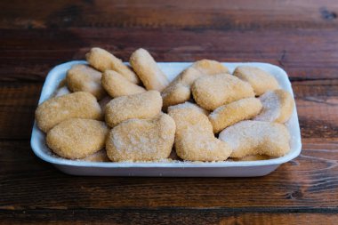 Tahta arka planda tavuk nugget kompozisyonu