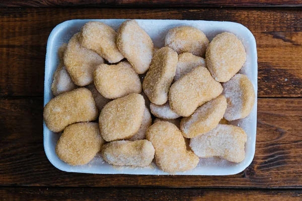 Tahta arka planda tavuk nugget kompozisyonu