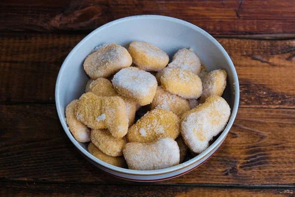 Tahta arka planda tavuk nugget kompozisyonu