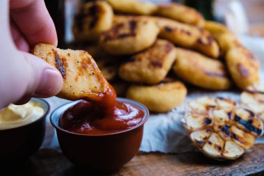 Tahta arka planda tavuk nugget kompozisyonu