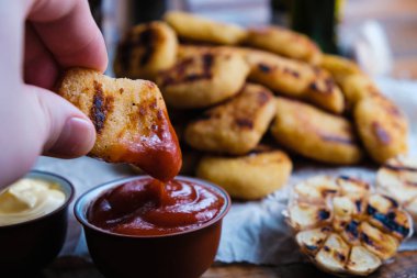 Tahta arka planda tavuk nugget kompozisyonu