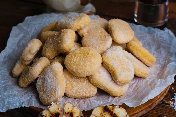 Tahta arka planda tavuk nugget kompozisyonu