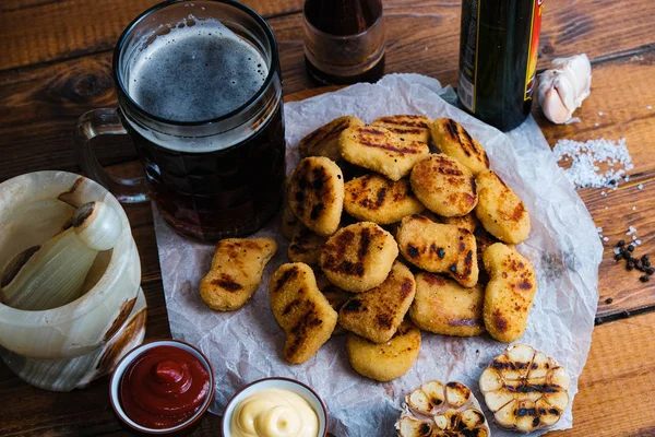 Tahta arka planda tavuk nugget kompozisyonu