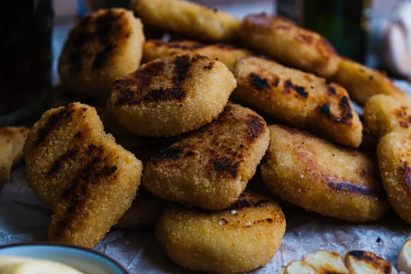 Tahta arka planda tavuk nugget kompozisyonu