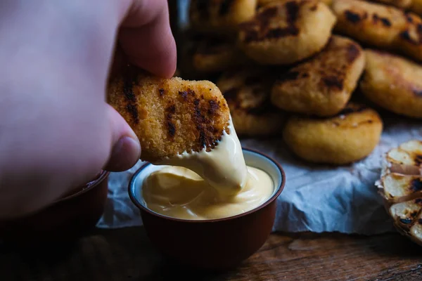 Tahta arka planda tavuk nugget kompozisyonu