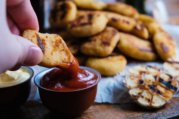 Tahta arka planda tavuk nugget kompozisyonu