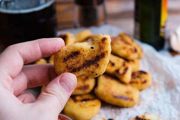 Chicken Nuggets Komposition auf einem hölzernen Hintergrund — Stockfoto