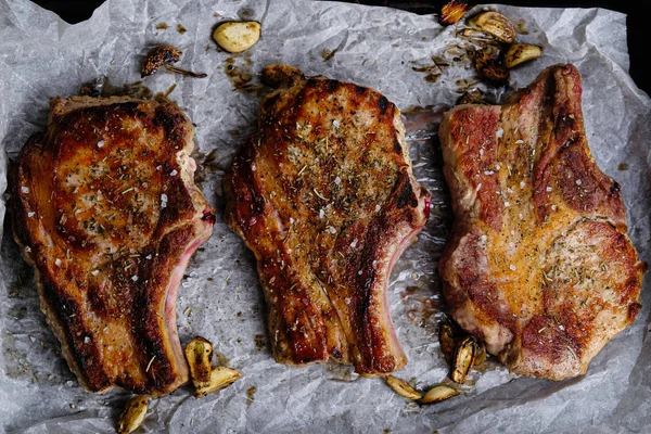 Gebratene Schweinelende mit Rippen auf einem hölzernen Hintergrund — Stockfoto