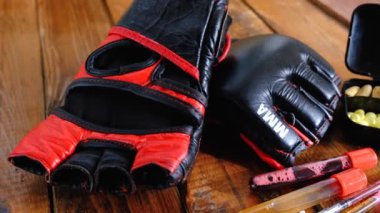 Ahşap arka planda steroid kompozisyonu olan mma eldivenleri