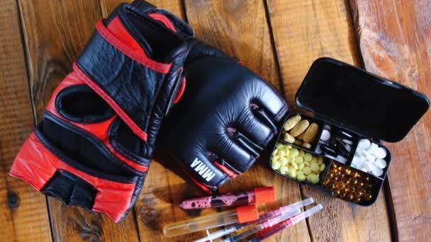 Guantes mma con composición de esteroides sobre fondo de madera — Vídeos de Stock