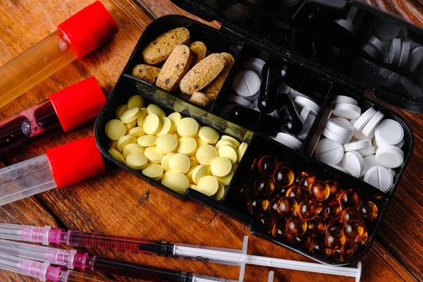 Ahşap bir arka planda steroid tedavisi ve spor besin bileşimi