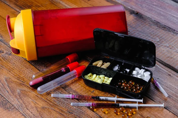 Ahşap bir arka planda steroid tedavisi ve spor besin bileşimi