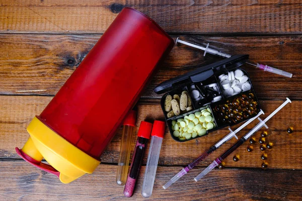 Ahşap bir arka planda steroid tedavisi ve spor besin bileşimi