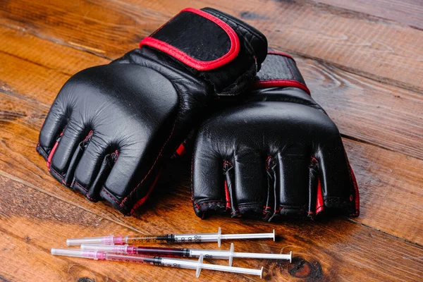 Mma Handschuhe und Steroid Medikamentenzusammensetzung auf einem hölzernen Hintergrund — Stockfoto