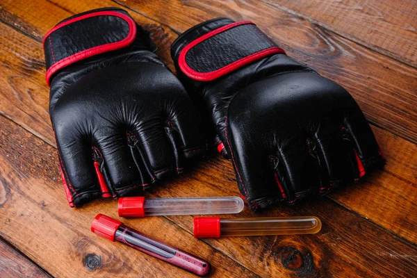 Mma Handschuhe und Steroid Medikamentenzusammensetzung auf einem hölzernen Hintergrund — Stockfoto