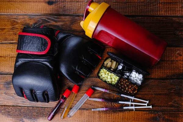 Mma Handschuhe und Steroidmedikamente mit Sporternährungszusammensetzung auf Holzgrund — Stockfoto