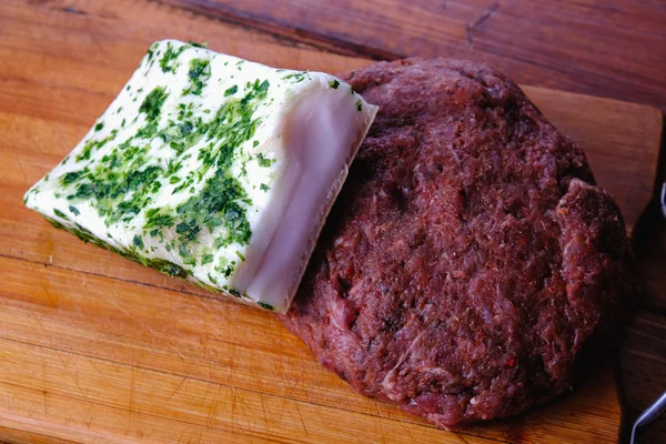 Ahşap bir arka planda domuz sosisi kompozisyonu pişirmek