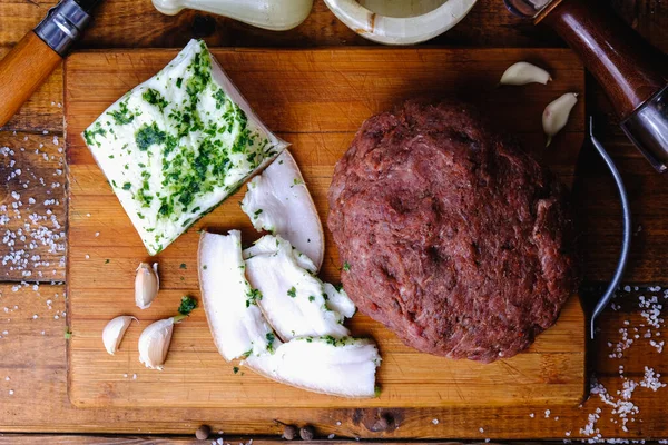 Ahşap bir arka planda domuz sosisi kompozisyonu pişirmek