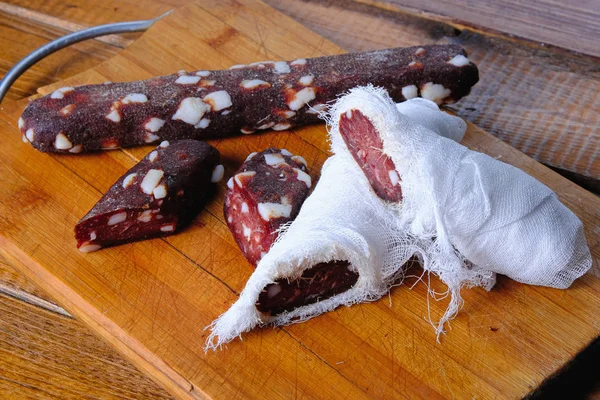 Ahşap bir arka planda kurutulmuş domuz sosisi kompozisyonu