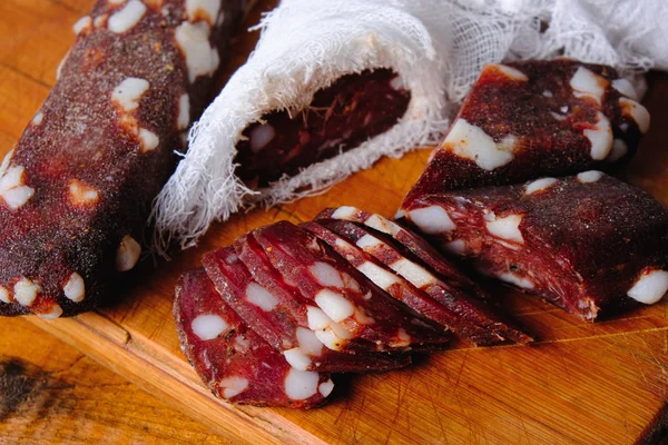 Ahşap bir arka planda kurutulmuş domuz sosisi kompozisyonu