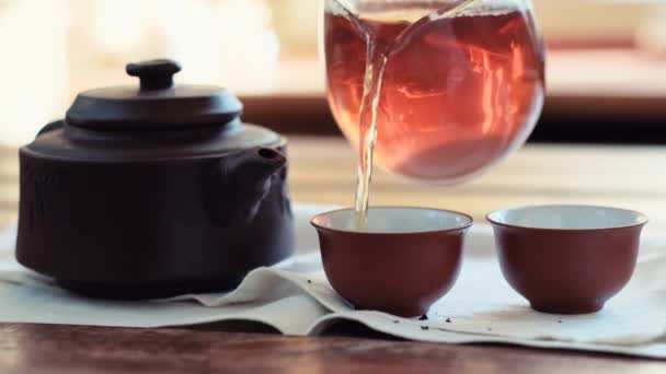 Čínský čaj obřad na dřevěném pozadí — Stock video