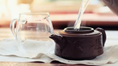 Ahşap arka planda Çin çay töreni