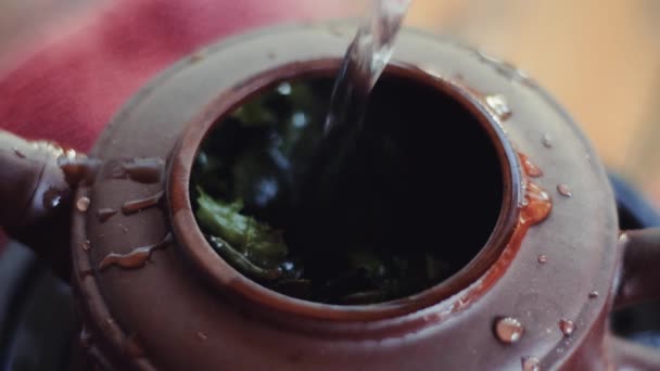 Ceremonia del té chino sobre fondo de madera — Vídeo de stock