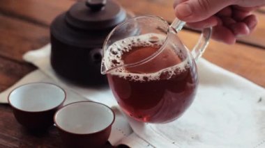 Ahşap arka planda Çin çay töreni
