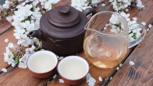 桜の葉を背景にした中国茶の組成物 — ストック動画