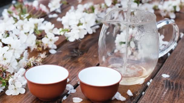 Composición de la ceremonia del té chino sobre fondo de madera con hojas de cereza — Vídeos de Stock