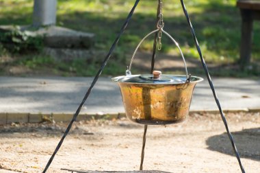 Yemek pişirmek için hazırlanmış metal kazan