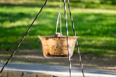 Yemek pişirmek için hazırlanan kazan asılı