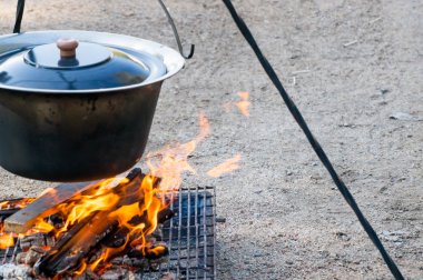 Kazan altında yanan ateşi