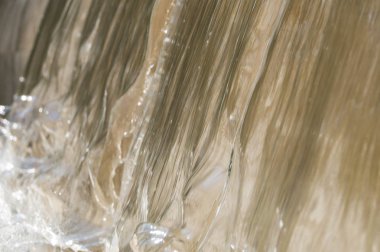 Mermer çeşme akan su