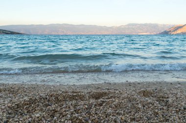 Su dalgaları ile uzak dağ ve sahil