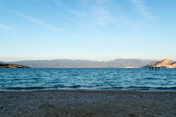 Uzak tepeleri ile deniz manzara çekim