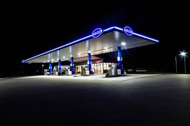 Marienheide, Almanya - 06.10.2016: Yeni Jaeger benzin istasyonu Marienheide-Kalsbach gece. 