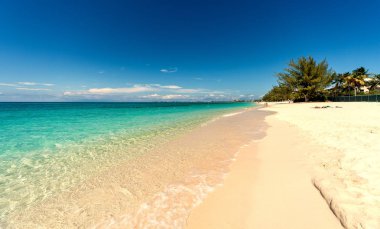 Grand Cayman kumsalda yedi mil