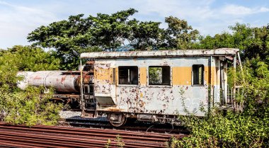 Eski arabalar kayıp bir yere tren