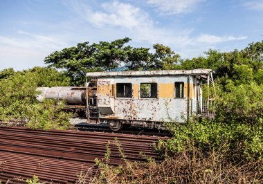 Eski arabalar kayıp bir yere tren