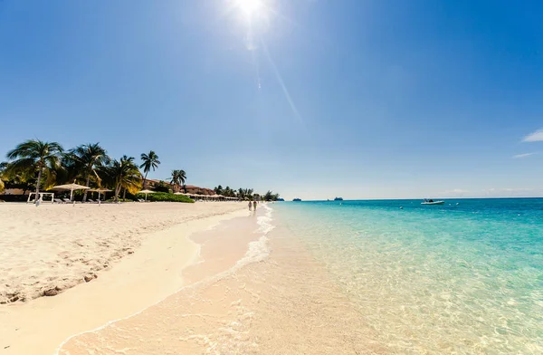 Grand Cayman kumsalda yedi mil