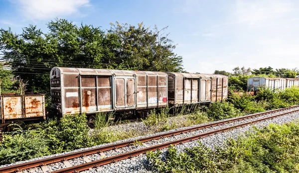 Vieux wagons de train sur une place perdue — Photo