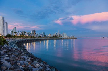 Panama City Skyline mavi saatte