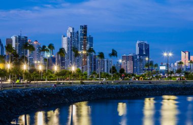 Panama City Skyline mavi saatte