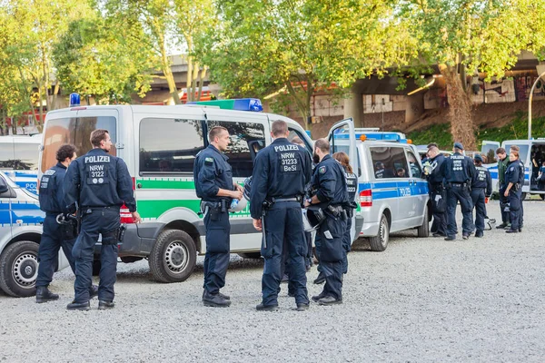 Köln, Almanya - 24 Eylül 2016: Polis ve policewomen Köln sergi alanlarına önünde bir eylem.