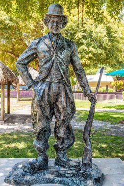 Miami, Amerika Birleşik Devletleri - 10. Nisan 2014: Charlie Chaplin'in bu büyük bronz heykel sanat Basel Bayfront Park dokuz eserlerinden biridir. Sergi savaş için savaş özellikleri kendi insani silah tutan çalışma bilinen tarihsel figürler başlıklı..